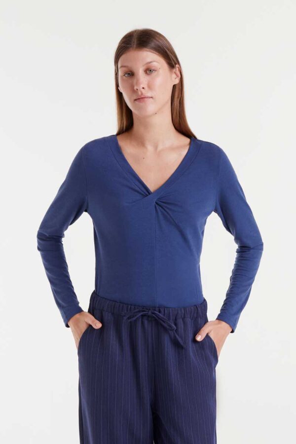 Blue knotted t-shirt