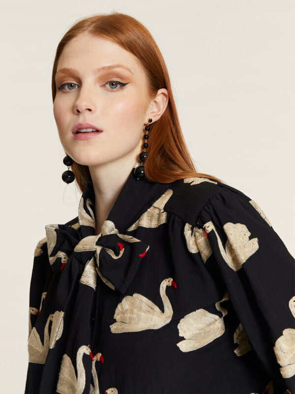 CAMISA CON LAZADA Y BORDADO CISNES