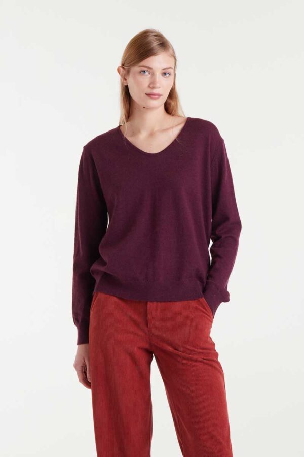 Burgundy V-neck knitted sweater