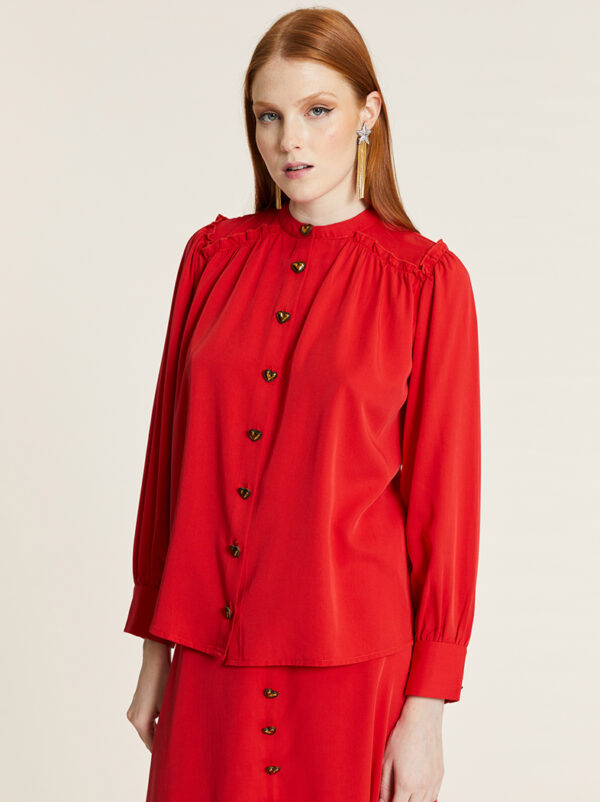 BLUSA CUELLO ALTO BOTON ROJO